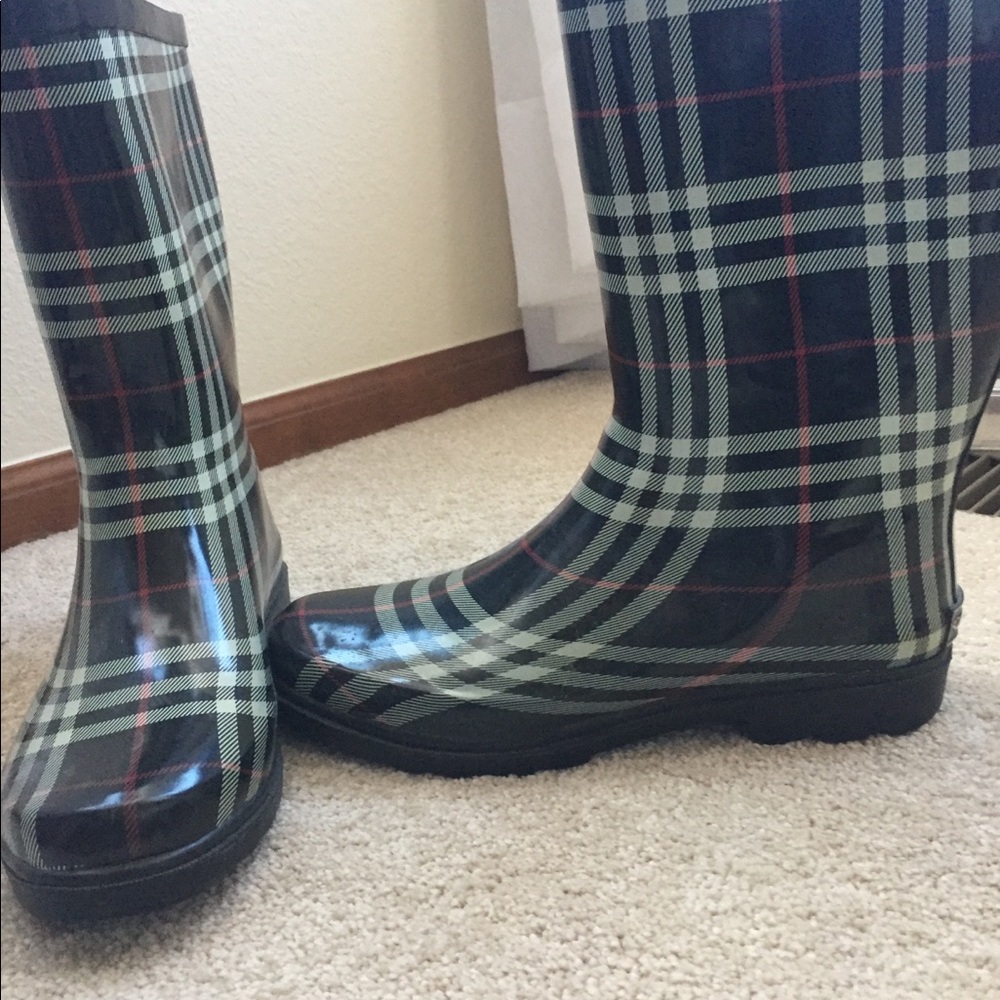 LIKE NEW!! Rain boots